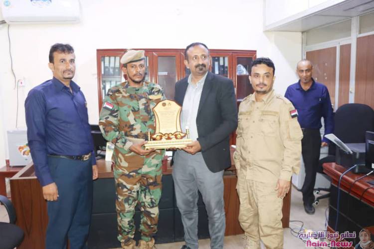 قيادة اللواء الأول دعم أمني تكرم وكيل عدن لشؤون الشهداء والجرحى تقديرًا لجهوده الوطنية والإنسانية