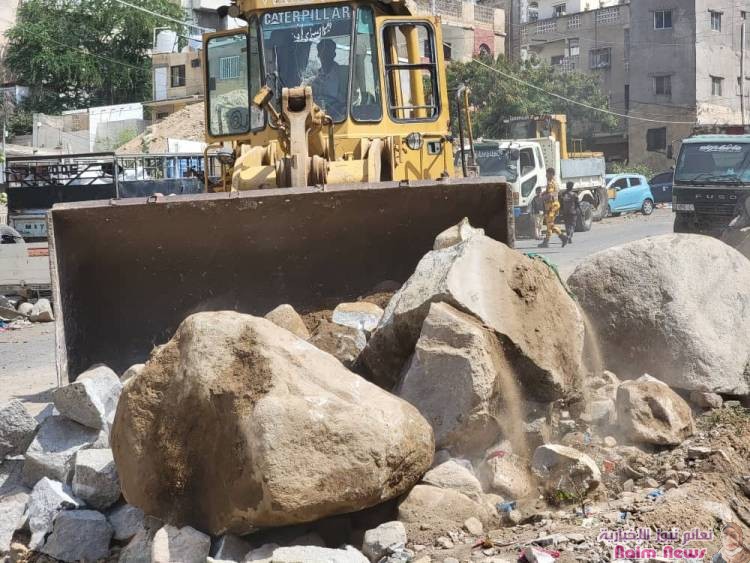 تعز.. حملة لإزالة مخلفات البناء من الارصفة والاكشاك والصناديق المستحدثة في مديرية القاهرة.