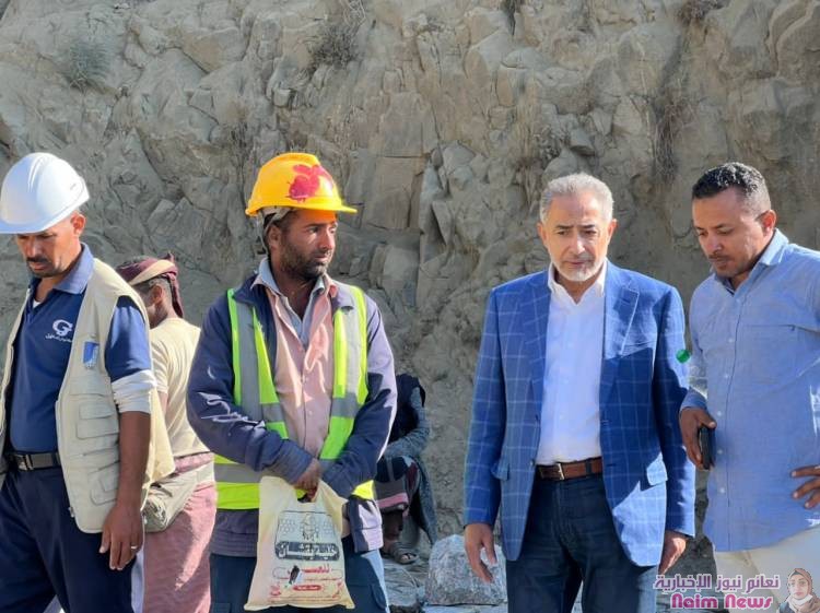 رئيس مجلس إدارة إقليم اليمن يتفقد أعمال صيانة طريق الأعروق – حيفان