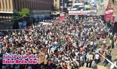 تظاهرات شعبية غاضبة في تعز وعصيان مدني شامل