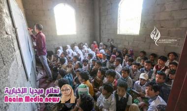 شاهد بالصور..معلم يحول بيته إلى مدرسة حكومية في تعز تستقبل 700 طالب في العام !