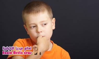  قضم الأظافر إشارة إلى معاناة طفلك