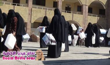 مؤسسة التواصل تدشن توزيع خزانات للمياه وحقائب نظافة لنازحي الحديدة بتعز 