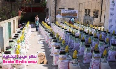 مؤسسة النفع الخيرية توزع 100 سلة غذائية للأسر الأشد فقرا في مدينة تعز .