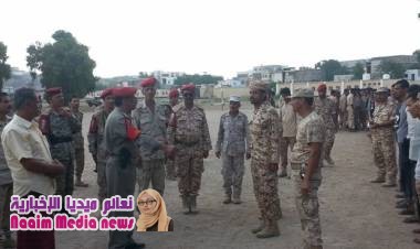 قائد الشرطة العسكرية يطلع على عملية صرف المرتبات بمعسكر الفتح بعدن 