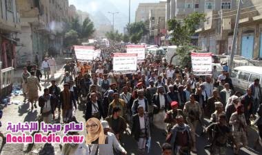 صوروبيان لمسيرة حاشدة في تشييع الشهيد عبدالهادي تطالب بمحاكمة عادلة للقتلة وفق القانون