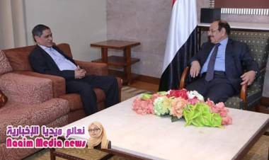 نائب الرئيس  علي محسن صالح يستمع من محافظ محافظة حضرموت
