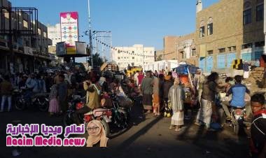 بائعي سوق الجملة والخضرة ينقلون السوق إلى أمام مقر مبنى محافظة تعز