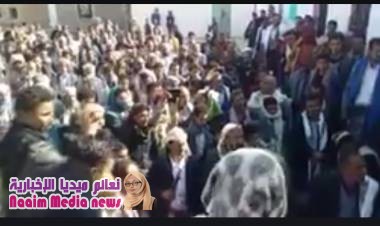 حتشد أبناء المخلاف في ساحة مدرسة بني عون شرعب السلام رافضين مرور اطقم وعربات الحوثيين في مناطقهم