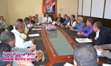 وكيل أول محافظة تعز يناقش تحسين الايرادت ومنع الازدواجية في الإختصاصات