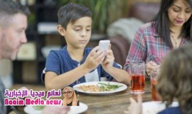 هل نقلق من استخدام الأطفال الهواتف الذكية والكمبيوتر؟
