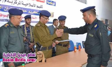 مدير عام شرطةمحافظةتعز يكرم 27 حافظا  لكتاب الله من نزلاء الإصلاحية المركزية . 