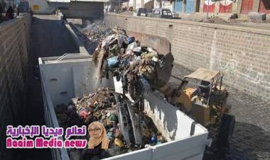 مشروع النظافة بتعز يدشن حملة رفع المخلفات من الجسور وعبارات السيول 