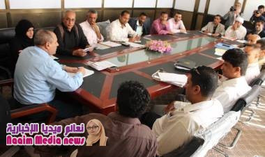 الوكيل المخلافي  يترأس اجتماعاً موسعاً بقيادة وموظفي صندوق النظافة والتحسين