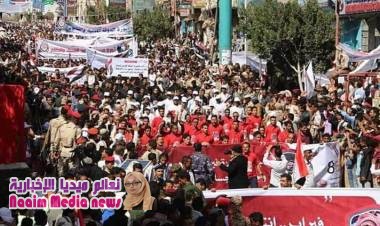 الآلاف يحتشدون وسط مدينة تعز في كرنفال شعبي؛ احتفاءا بالذكرى الثامنة لثورة فبراير