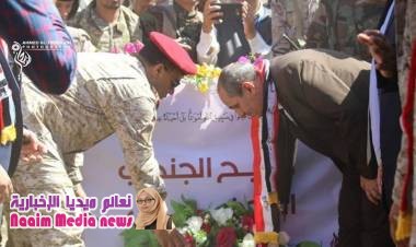 وكيل أول المحافظة وقائد المحور والوفد الحكومي يزورون مقبرة الشهداء ويضعون أكليل من الزهور 
