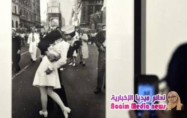 وفاة صاحب أشهر قبلة في ميدان التايمز عن 95 عاما