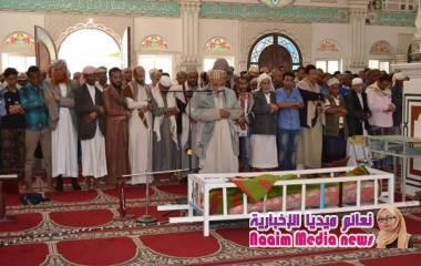 في موكب جنائزي مهيب إدارة عام شرطة محافظة تعزمع جموع المواطنين تشيع أحد أفراد الأمن  ...