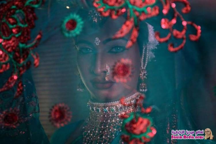 بالصور: رقص مع شروق الشمس ورجل يعيش مع التماسيح وبطولة العالم لشد الحبل