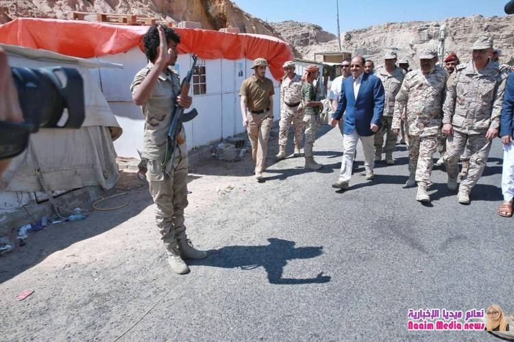 الفريق الركن علي محسن الأحمر يتفقد الوحدات العسكرية المرابطة في محور علب - باقم