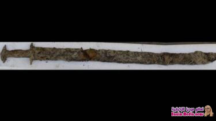 طفلة في الثامنة تعثر على سيف عمره 1500 عام