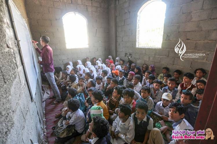 شاهد بالصور..معلم يحول بيته إلى مدرسة حكومية في تعز تستقبل 700 طالب في العام !