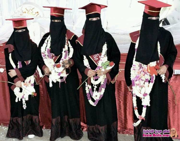 تعز :جامعة الحكمة تحتفل بتخرج دفعة من كلية طب الاسنان والدكتور الكليبي يوجه دعوة هامة للخريجيين