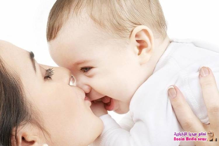قصة أم مع مرض رضيعها تكشف خطورة تقبيل الكبار للرضع