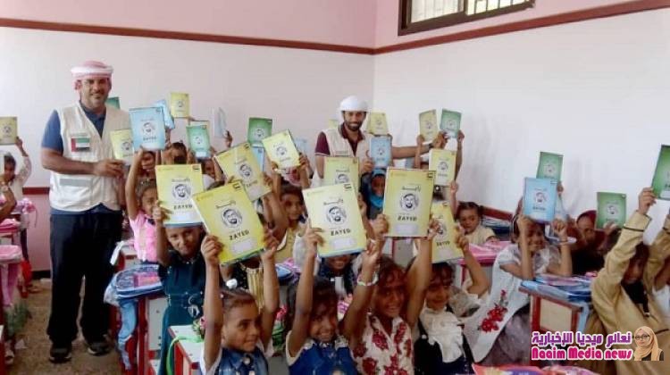 الهلال الإماراتي يبدأ توزيع حقائب مدرسية وقرطاسية على 6 آلاف طالب بالساحل الغربي