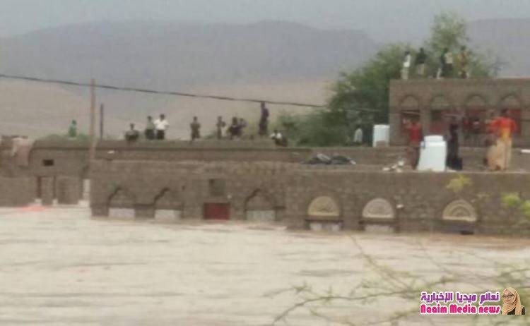شاهد بالصورة ..50 أسرة عالقة على منازلها في المهرة؟
