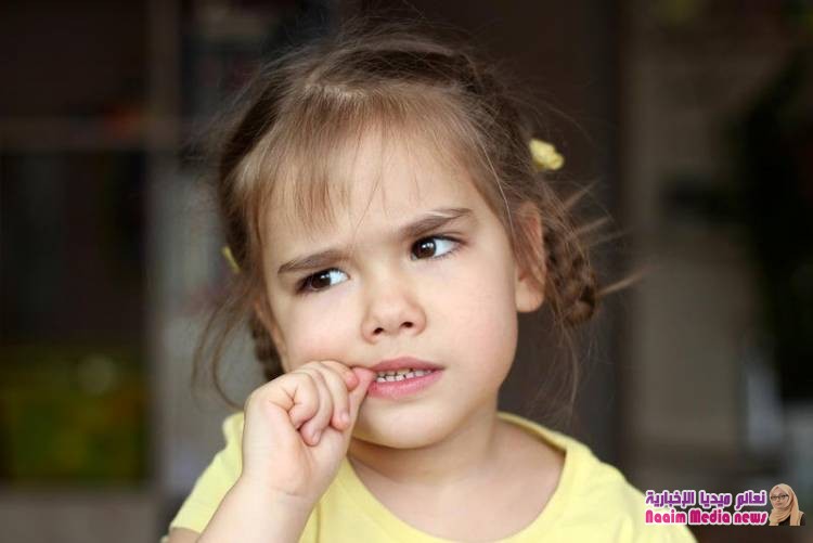  قضم الأظافر إشارة إلى معاناة طفلك