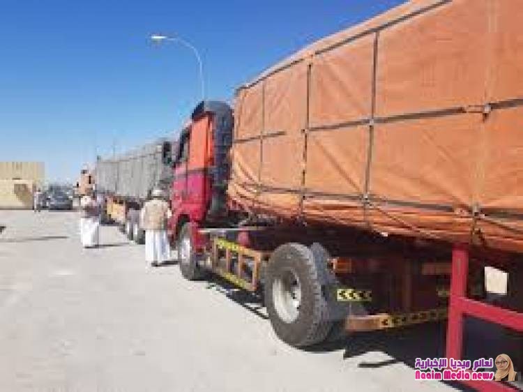شاحنات عمانية محملة بالمواد الغذائية والإيوائية تدخل منفذ شحن لإغاثة المتضررين من إعصار لبان