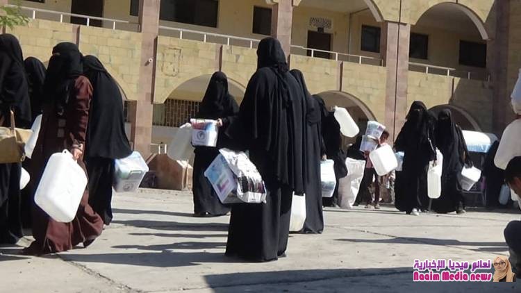 مؤسسة التواصل تدشن توزيع خزانات للمياه وحقائب نظافة لنازحي الحديدة بتعز 