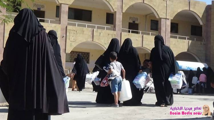 مؤسسة التواصل تدشن توزيع خزانات للمياه وحقائب نظافة لنازحي الحديدة بتعز 