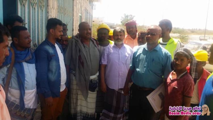 مدير عام خنفر يدشن مشروع تشجير الشارع الرئيسي بجعار 