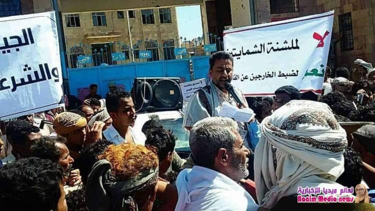 هتفت بغضب في وجه الجماعات المسلحة، والتجنيد خارج القانون #تعز : هبة شعبية حاشدة في عدة مديريات  