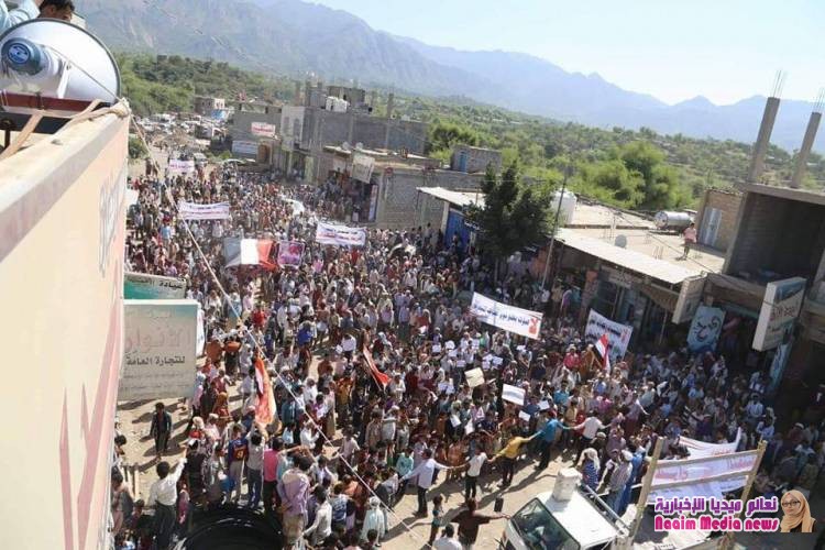 هتفت بغضب في وجه الجماعات المسلحة، والتجنيد خارج القانون #تعز : هبة شعبية حاشدة في عدة مديريات  
