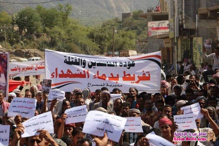 هتفت بغضب في وجه الجماعات المسلحة، والتجنيد خارج القانون #تعز : هبة شعبية حاشدة في عدة مديريات  