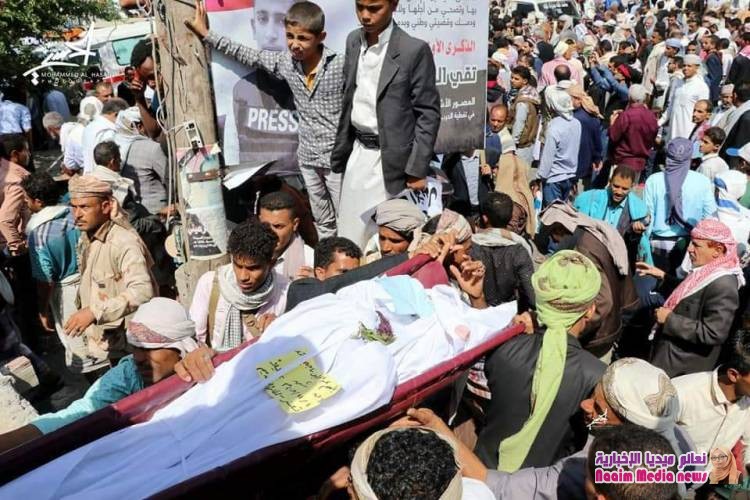 تشييع عشرة شهداء من أبطال الجيش الوطني إلى مقبرة الشهداء ،عقب الصلاة عليهم في ساحة الحرية.