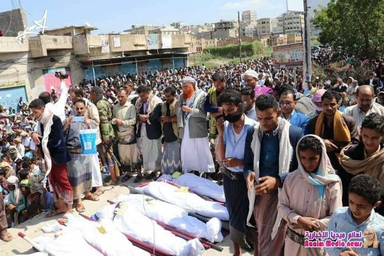 تشييع عشرة شهداء من أبطال الجيش الوطني إلى مقبرة الشهداء ،عقب الصلاة عليهم في ساحة الحرية.