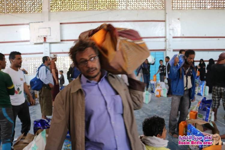 تواصلاً لاعمالها الانسانية المستمرة الحكمة اليمانية تدشن توزيع اغاثة لنازحي الحديدة بتعز 