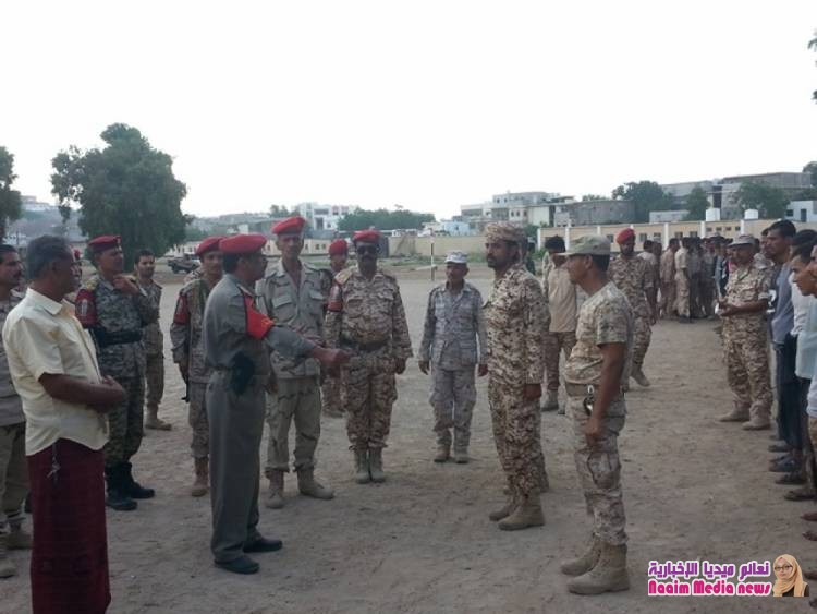 قائد الشرطة العسكرية يطلع على عملية صرف المرتبات بمعسكر الفتح بعدن 