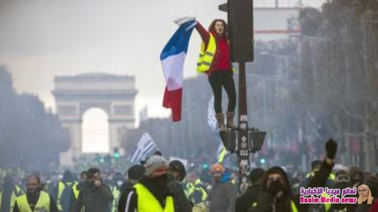 فرنسا: الشرطة تستخدم الغاز والمياه لتفريق احتجاجات "السترات الصفراء" في باريس