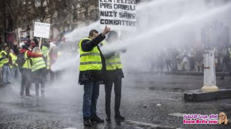 فرنسا: الشرطة تستخدم الغاز والمياه لتفريق احتجاجات "السترات الصفراء" في باريس