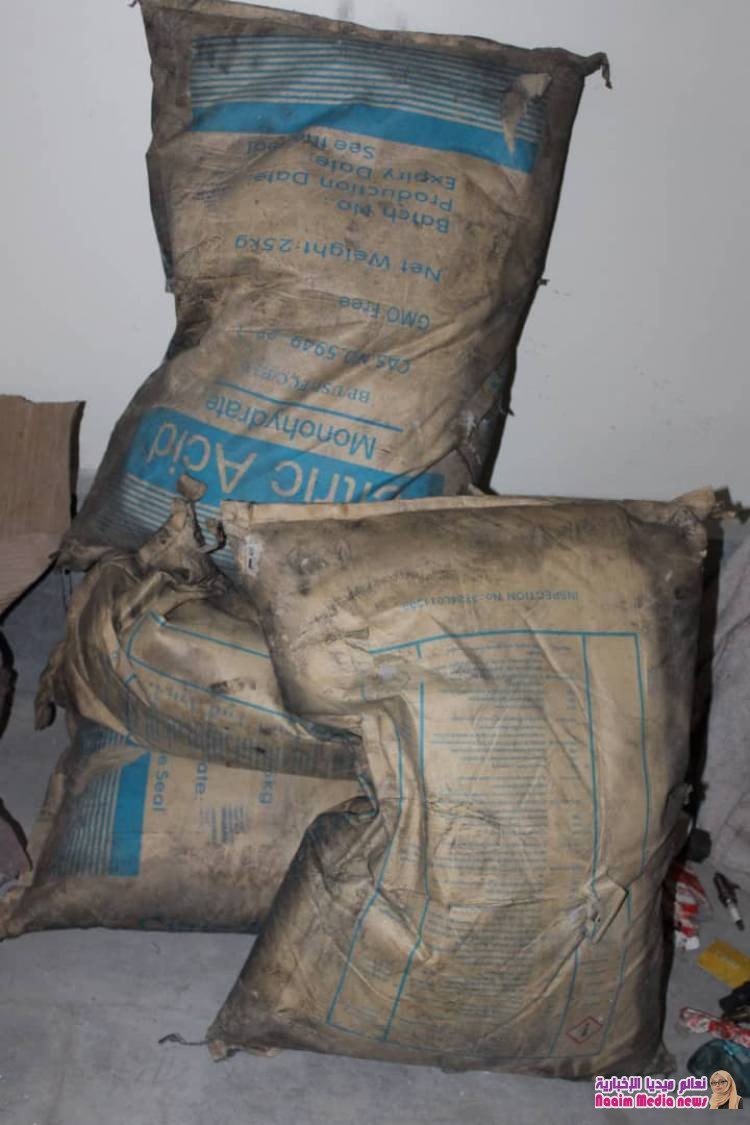 عاااااااااااااااجل  الأجهزة الأمنية بتعز تداهم معملا لصناعة المتفجرات في منطقة سوق الصميل 