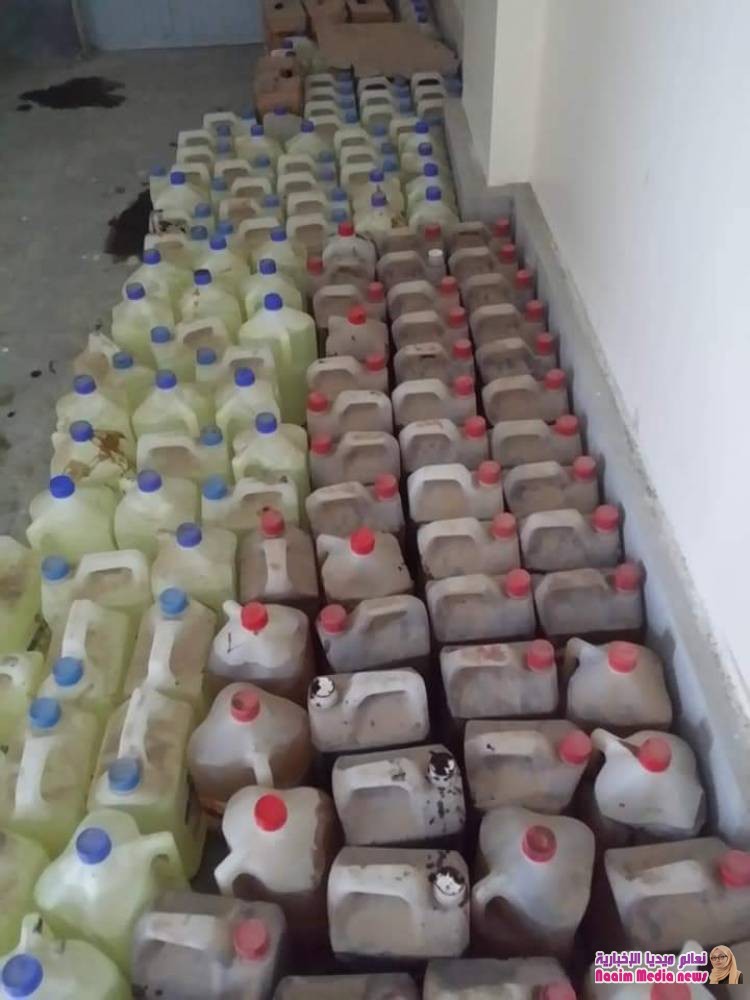 عاااااااااااااااجل  الأجهزة الأمنية بتعز تداهم معملا لصناعة المتفجرات في منطقة سوق الصميل 