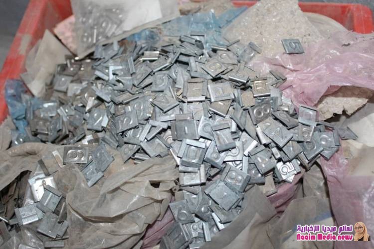 عاااااااااااااااجل  الأجهزة الأمنية بتعز تداهم معملا لصناعة المتفجرات في منطقة سوق الصميل 