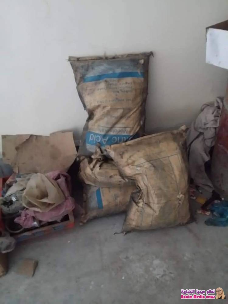 عاااااااااااااااجل  الأجهزة الأمنية بتعز تداهم معملا لصناعة المتفجرات في منطقة سوق الصميل 