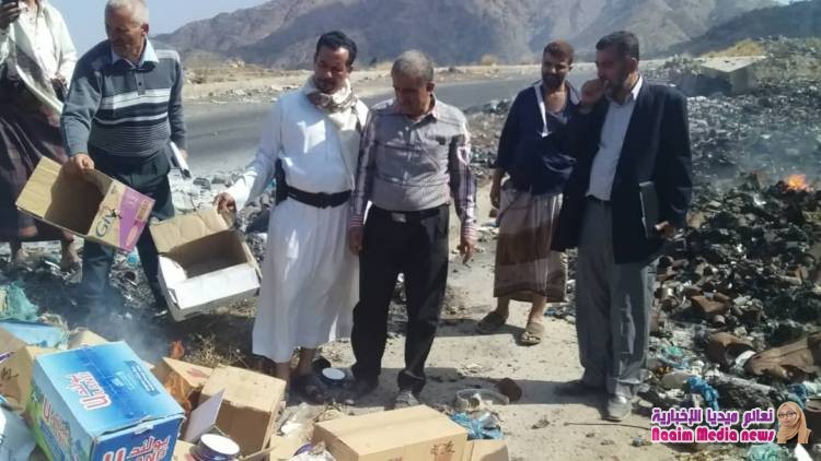 مكتب الصناعة والتجارة بتعز يتلف كمية من المواد الغذائية التألفة نتيجة سوء التخزين