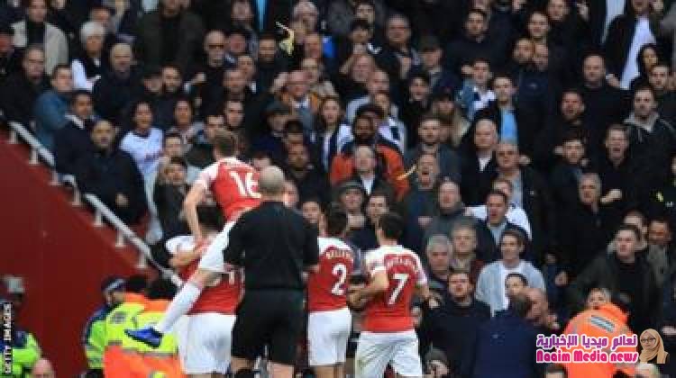 إلقاء القبض على مشجع ألقى بقشرة موز في ملعب الإمارات اثناء مباراة توتنهام وأرسنال